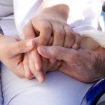Salud de los ancianos: ¿quién es responsable de pagar los gastos del acompañante?